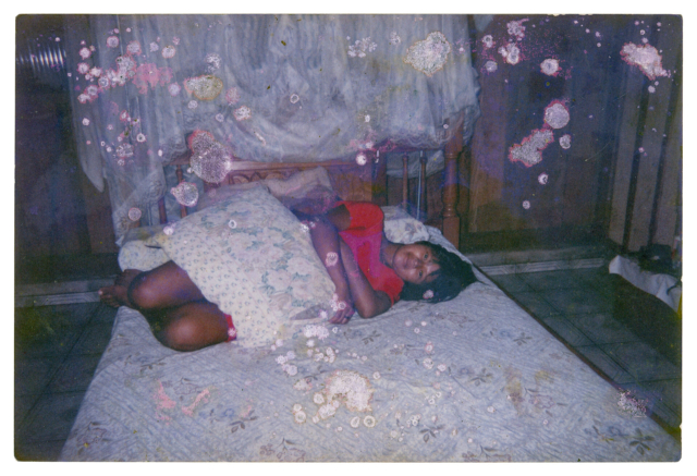 Luciana Suru&iacute;, Aldeia Lapetanha, c. 2010 Luciana Suru&iacute; &eacute; filha de Raimunda Cinta Larga. Ainda nova, ela casou e se mudou para a capital, Porto Velho, para morar com o marido, que estava cursando direito. Na &eacute;poca, os Paiter n&atilde;o tinham muito acesso a meios de comunica&ccedil;&atilde;o. Por isso, uma das maneiras de matar a saudade era pelas fotos que ela mandava para a m&atilde;e. Hoje em dia, a fam&iacute;lia construiu para eles uma aldeia nova, que fica mais perto da comunidade da m&atilde;e. Foto de Naray Suru&iacute;. (Legenda por Coletivo Lakapoy).  Fotografias em pigmento mineral sobre papel de algod&atilde;o impressas em 2025. 77 x 53,1 cm. Cole&ccedil;&atilde;o de Arte Contempor&acirc;nea / Acervo IMS  