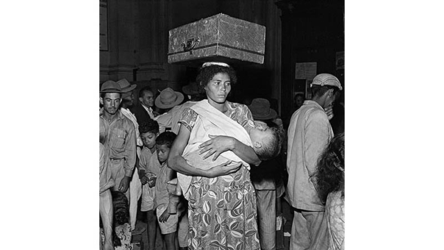 Henri Ballot, Retirantes, S&atilde;o Paulo, 1952. Acervo Instituto Moreira Salles