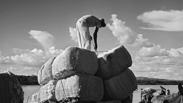 Trabalhadores descarregando barco, Bom Jesus da Lapa, rio S&atilde;o Francisco-BA, 1947. Foto de Marcel Gautherot/ Acervo Instituto Moreira Salles.