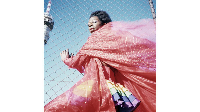 Zanele Muholi, Miss D&rsquo;vine III, Yeoville, Joanesburgo, &Aacute;frica do Sul, 2007. &copy; Zanele Muholi. Cortesia da artista e Yancey Richardson Gallery, Nova York.