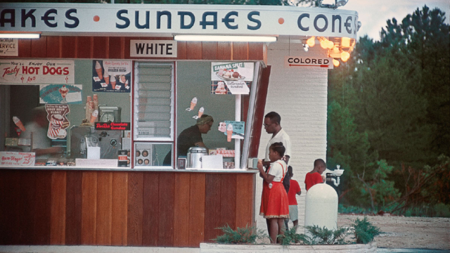 Shady Grove, Alabama, 1956. Detalhe de foto de Gordon Parks / Cortesia &copy; Funda&ccedil;&atilde;o Gordon Parks