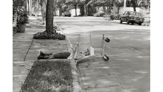Menino l&ecirc; gibi em carrinho de supermercado, Rua Fran&ccedil;a, S&atilde;o Paulo, 1973. Foto de Stefania Bril. Acervo IMS / Arquivo Stefania Bril