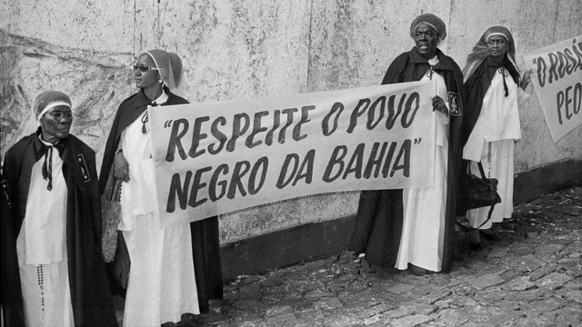 Protesto da irmandade da igreja Nossa Senhora do Ros&aacute;rio dos Pretos, no largo do Pelourinho, 2 de julho, dia da Independ&ecirc;ncia da Bahia, Salvador, 2012