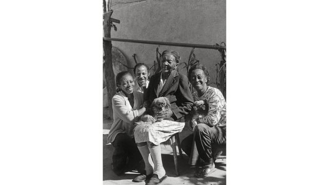 Sem t&iacute;tulo. Narcisa, Sebasti&atilde;o, dona Erm&iacute;lia e Cec&iacute;lia. Vila Santo Est&eacute;fano, S&atilde;o Paulo, SP, junho de 1975. Detalhe de foto de Stefania Bril. Acervo Instituto Moreira Salles / Arquivo Stefania Bril
