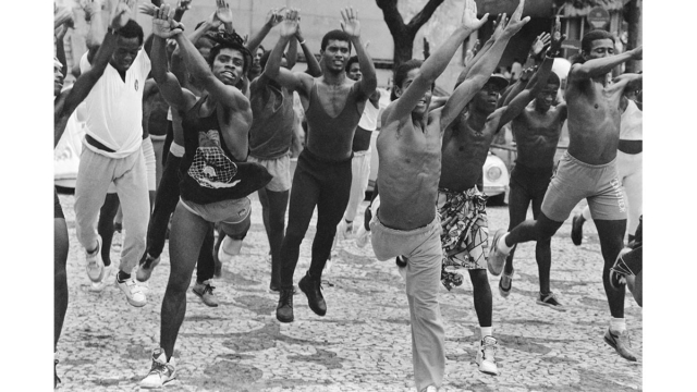 Aula p&uacute;blica por Mestre King (Raimundo Bispo dos Santos) na pra&ccedil;a Castro Alves, Salvador, BA, 1992. Foto de L&aacute;zaro Roberto (Salvador, BA, 1958 &ndash; Vive em Salvador, BA) / Zumv&iacute; Arquivo Afro Fotogr&aacute;fico.