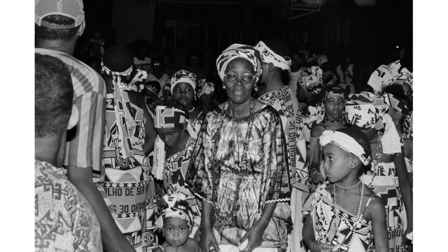 M&atilde;e Hilda Jitolu na sa&iacute;da do bloco afro Il&ecirc; Aiy&ecirc;, Salvador, BA, 1992. Foto de L&aacute;zaro Roberto (Salvador, BA, 1958 &ndash; Vive em Salvador, BA) / Zumv&iacute; Arquivo Afro Fotogr&aacute;fico.