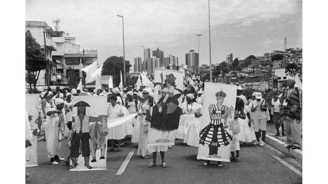 Caminhada do Povo de Santo, Salvador, BA, 2005. Foto de L&aacute;zaro Roberto (Salvador, BA, 1958 &ndash; Vive em Salvador, BA) / Zumv&iacute; Arquivo Afro Fotogr&aacute;fico.