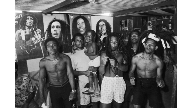 Bar de Reggae de V&aacute;, Parque de S&atilde;o Bartolomeu, Sub&uacute;rbio Ferrovi&aacute;rio de Salvador, BA, 1999. Foto de L&aacute;zaro Roberto (Salvador, BA, 1958 &ndash; Vive em Salvador, BA) / Zumv&iacute; Arquivo Afro Fotogr&aacute;fico.