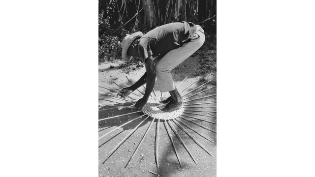 Seu N&ocirc;ca, mestre artes&atilde;o de cestaria, Salvador, BA, 1994. Foto de L&aacute;zaro Roberto (Salvador, BA, 1958 &ndash; Vive em Salvador, BA) / Zumv&iacute; Arquivo Afro Fotogr&aacute;fico.