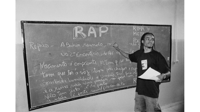 Jorge Hilton, m&uacute;sico e professor da Universidade Federal da Bahia (UFBA), durante II Encontro Baiano de Hip-Hop, Itapetinga, BA, 2003. Foto de L&aacute;zaro Roberto (Salvador, BA, 1958 &ndash; Vive em Salvador, BA) / Zumv&iacute; Arquivo Afro Fotogr&aacute;fico.