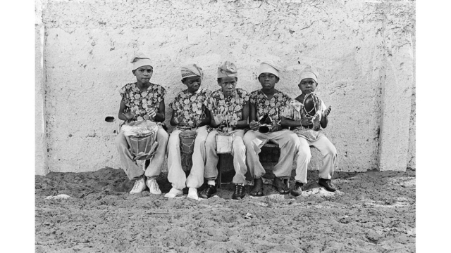 Evento da Escola Oba Biyi, no terreiro Il&ecirc; Ax&eacute; Op&ocirc; Afonj&aacute;, Salvador, BA, d&eacute;cada de 1980. Foto de Rog&eacute;rio Santos / Zumv&iacute; Arquivo Afro Fotogr&aacute;fico.