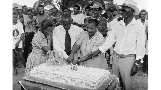 Centen&aacute;rio de Chico Tom&eacute;, com sua esposa Ana &agrave; esquerda, Bom Jesus da Lapa, BA, 1994. Foto de L&aacute;zaro Roberto (Salvador, BA, 1958 &ndash; Vive em Salvador, BA) / Zumv&iacute; Arquivo Afro Fotogr&aacute;fico.