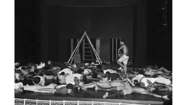 Apresenta&ccedil;&atilde;o na Mostra Estadual de Teatro Amador, Salvador, BA, d&eacute;cada de 1980. Foto de Gerimias Mendes (Sum&eacute;, PB 1951 &ndash; Vive em Salvador, BA) / Zumv&iacute; Arquivo Afro Fotogr&aacute;fico.