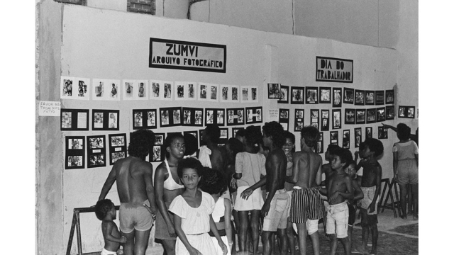 Exposi&ccedil;&atilde;o do Zumv&iacute; na Sociedade 1&ordm; de Maio, em Novos Alagados, Plataforma, Salvador, BA, 1992. Foto de L&aacute;zaro Roberto (Salvador, BA, 1958 &ndash; Vive em Salvador, BA) / Zumv&iacute; Arquivo Afro Fotogr&aacute;fico.