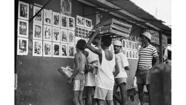 Exposi&ccedil;&atilde;o do Zumv&iacute; O negro e seu trabalho na Feira de S&atilde;o Joaquim, na fachada do Sindicato dos Arrumadores, Salvador, BA, 1992. Foto de L&aacute;zaro Roberto (Salvador, BA, 1958 &ndash; Vive em Salvador, BA) / Zumv&iacute; Arquivo Afro Fotogr&aacute;fico.