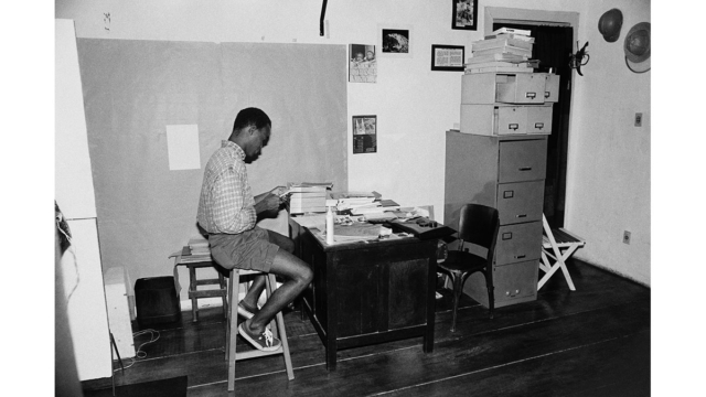 Jorge do Esp&iacute;rito Santo, pesquisador, na primeira sede do Zumv&iacute;, na igreja da Penha, Salvador, BA, 1990. Foto de L&aacute;zaro Roberto (Salvador, BA, 1958 &ndash; Vive em Salvador, BA) / Zumv&iacute; Arquivo Afro Fotogr&aacute;fico.