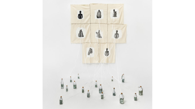 Ama de leite, S&atilde;o Paulo, S&atilde;o Paulo, 2007. Obra de Rosana Paulino. Monotipias sobre tecido, fitas de cetim, vidros e fotografia digital / Cole&ccedil;&atilde;o da artista