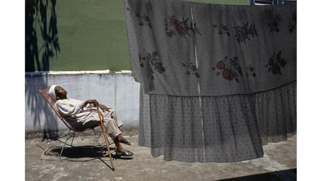 Clementina de Jesus em sua casa no Graja&uacute; (RJ), 1977. Fotografia de Walter Firmo, 42x60cm. Acervo Instituto Moreira Salles/Cole&ccedil;&atilde;o Walter Firmo.