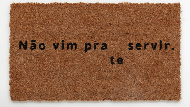 Parte da s&eacute;rie N&atilde;o &eacute; Um Capacho, Rio de Janeiro, 2024. Obra de Carolina Neves Raphael. Capacho e tinta preta / Cole&ccedil;&atilde;o da artista