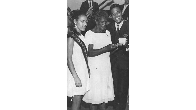 A "Garota Simpatia" e Jair Rodrigues ao lado de Laudelina, no Concurso Miss Simpatia, Campinas, S&atilde;o Paulo, 25 de mar&ccedil;o de 1962. Autoria n&atilde;o identificada / Acervo Sindicato das Trabalhadoras Dom&eacute;sticas de Campinas