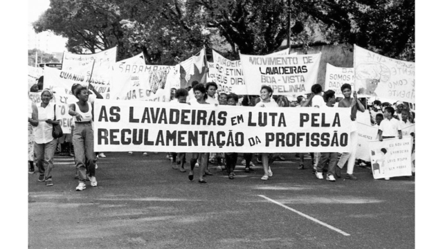 Registro da passeata das lavadeiras, reivindicando seus direitos, 1992. Fotografia de L&aacute;zaro Roberto. 59x38cm. Zumv&iacute; Arquivo Afro Fotogr&aacute;fico.