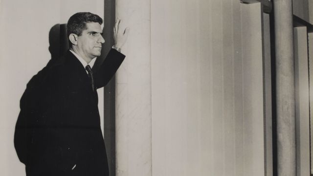 Olavo Redig de Campos no jardim interno da Casa da Gávea (IMS Rio). Rio de Janeiro, 1951. Detalhe de foto de Marcel Gautherot. Arquivo Walther Moreira Salles / Acervo IMS 