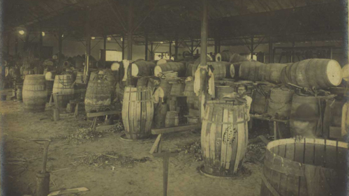 Cooperativa Alco&oacute;lica da Bahia: Sec&ccedil;&atilde;o de tanoaria (detalhe), 193?. Santo Amaro, Bahia / Acervo FBN