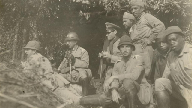 Posto de observa&ccedil;&atilde;o durante a Revolu&ccedil;&atilde;o Constitucionalista, 1932. Coronel Crist&oacute;v&atilde;o Barcelos (segurando bin&oacute;culo, em segundo, da esquerda para direita), Major Juarez T&aacute;vora (segurando bin&oacute;culo, em terceiro, da esquerda para direita) e o Major Ernesto Dornelles (em primeiro, esquerda para direita). Detalhe de foto da Cole&ccedil;&atilde;o Crist&oacute;v&atilde;o Barcelos - Museu da Rep&uacute;blica/IBRAM CB-IC-FT-004 [05(1)]