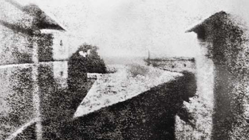 Vista da janela em Le Gras (detalhe), realizada entre 1826 e 1827, por Ni&eacute;pce Nic&eacute;phore em Saint-Loup-de-Var&egrave;nnes, Fran&ccedil;a